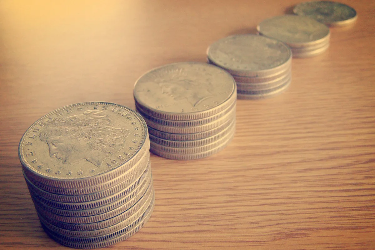 책상 위에 층층이 쌓인 동전